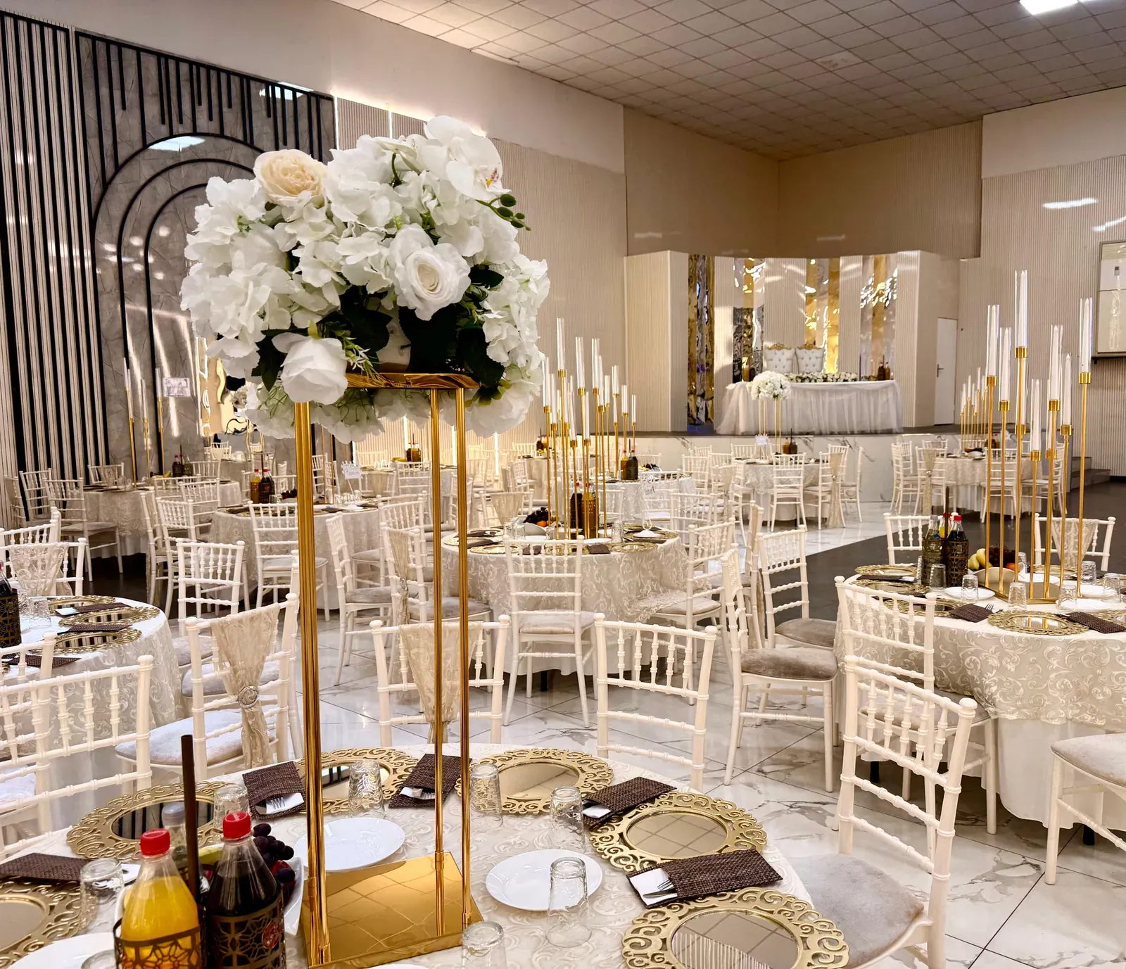 Blumenschmuck und goldene Kerzenhalter im Saal