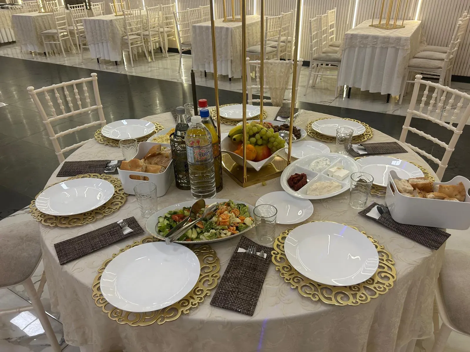 Gedeckter Tisch mit Vorspeisen und Obst