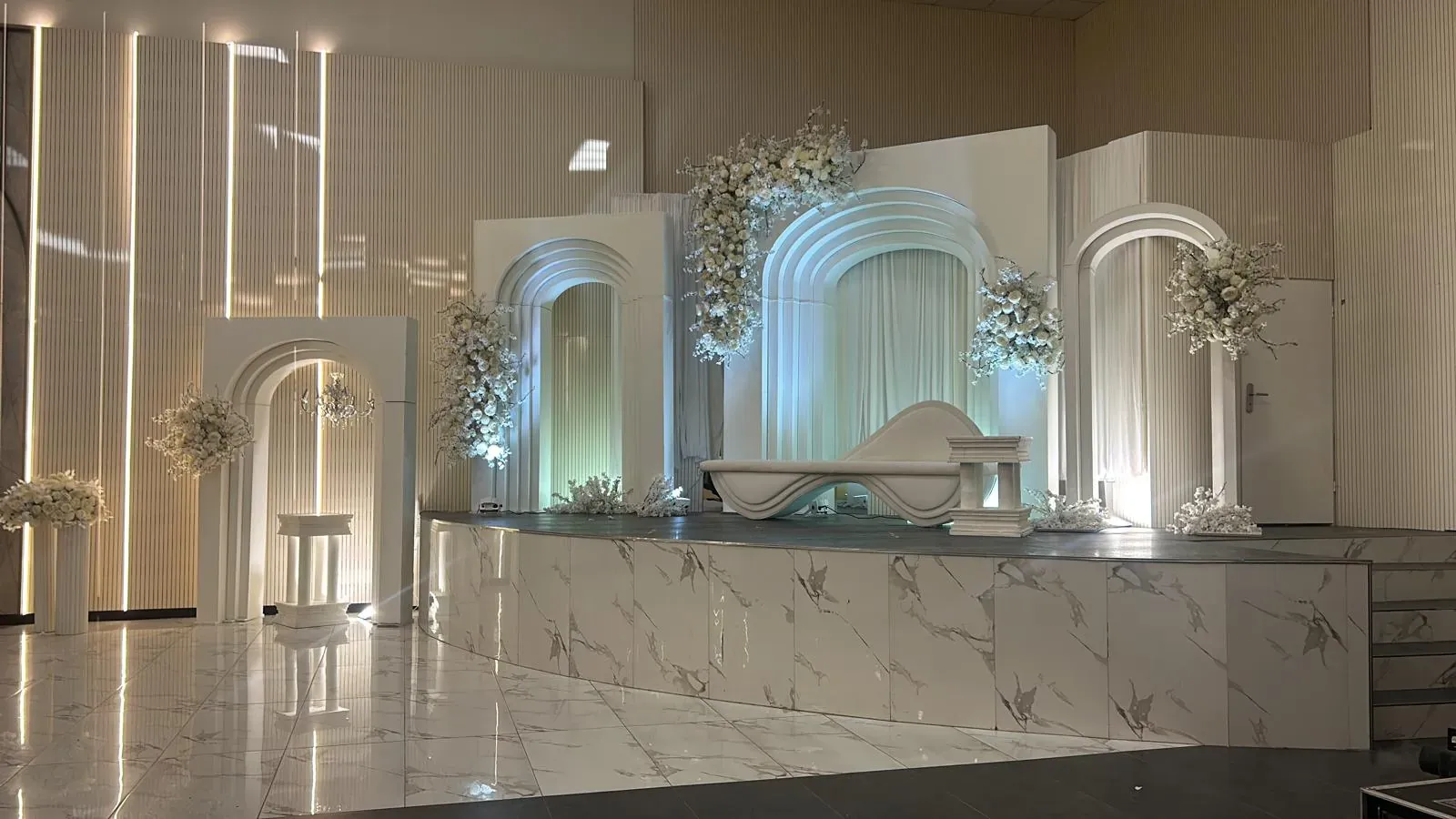 Dekorierte Hochzeitsbühne
